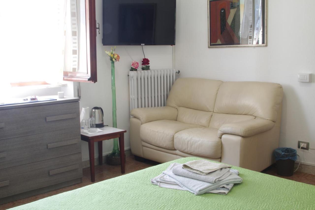 Villa Chiara Affitta Camere カッラーラ エクステリア 写真